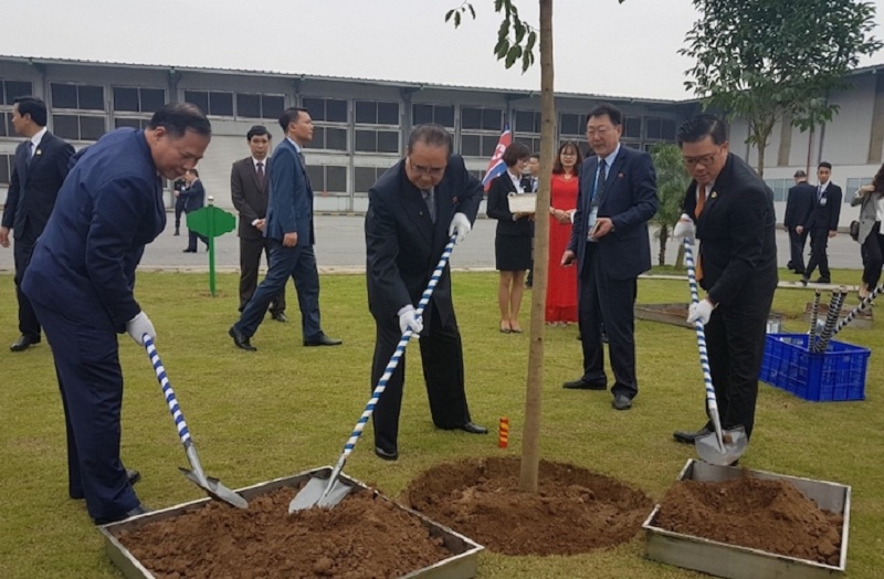 An Phat Holdings welcome the delegation of North Korean leader KIM JONG UN Anh5 Lanh dao Trieu Tien trong cay luu niem - An Phat Holdings welcome the delegation of North Korean leader KIM JONG UN