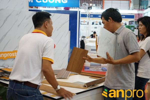 khach hang xem san nhua 1 600x400 - 7 ưu điểm của sàn nhựa vân thảm cao cấp từ AnPro