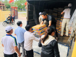 an phat holdings trao tang 3 tan hang va hon 220 000 000d tien mat cho dong bao lu lut quang tri 6788 1 266x200 - An Phat Holdings gives 3 tons of goods to the Quang Tri people affected by floods