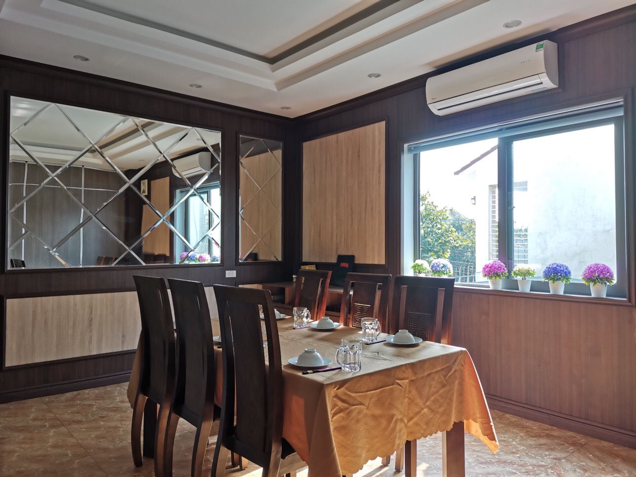 Tam op AnPro 1 - A beautiful modern restaurant design with wood grain wall panels