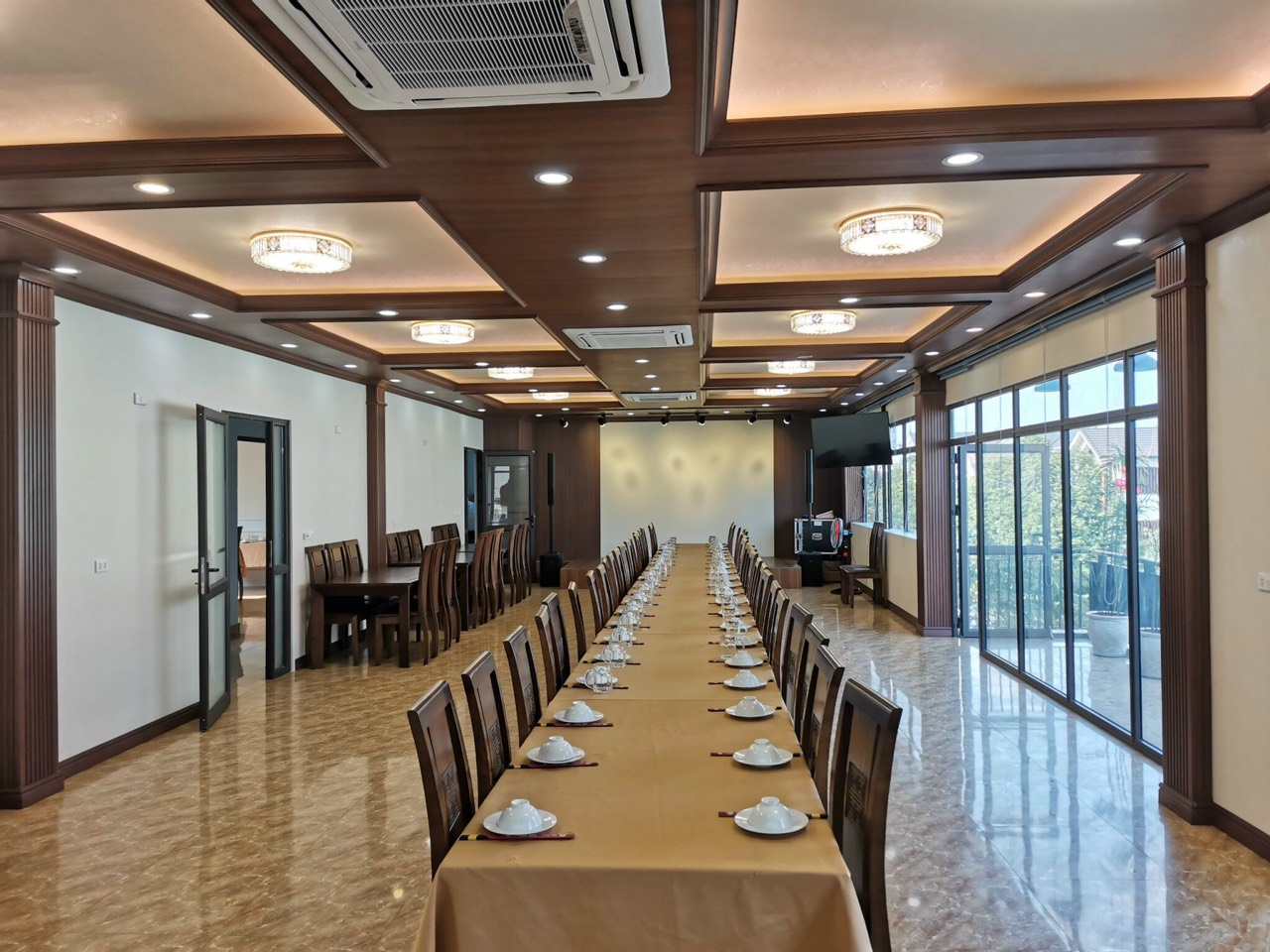 Tam op AnPro 3 - Thiết kế nội thất nhà hàng hiện đại với vân gỗ đẹp mắt