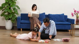 san nhua gia go trong nha nen chon loai nao 2 300x169 - What type of wood grain plastic flooring should I choose in my home?